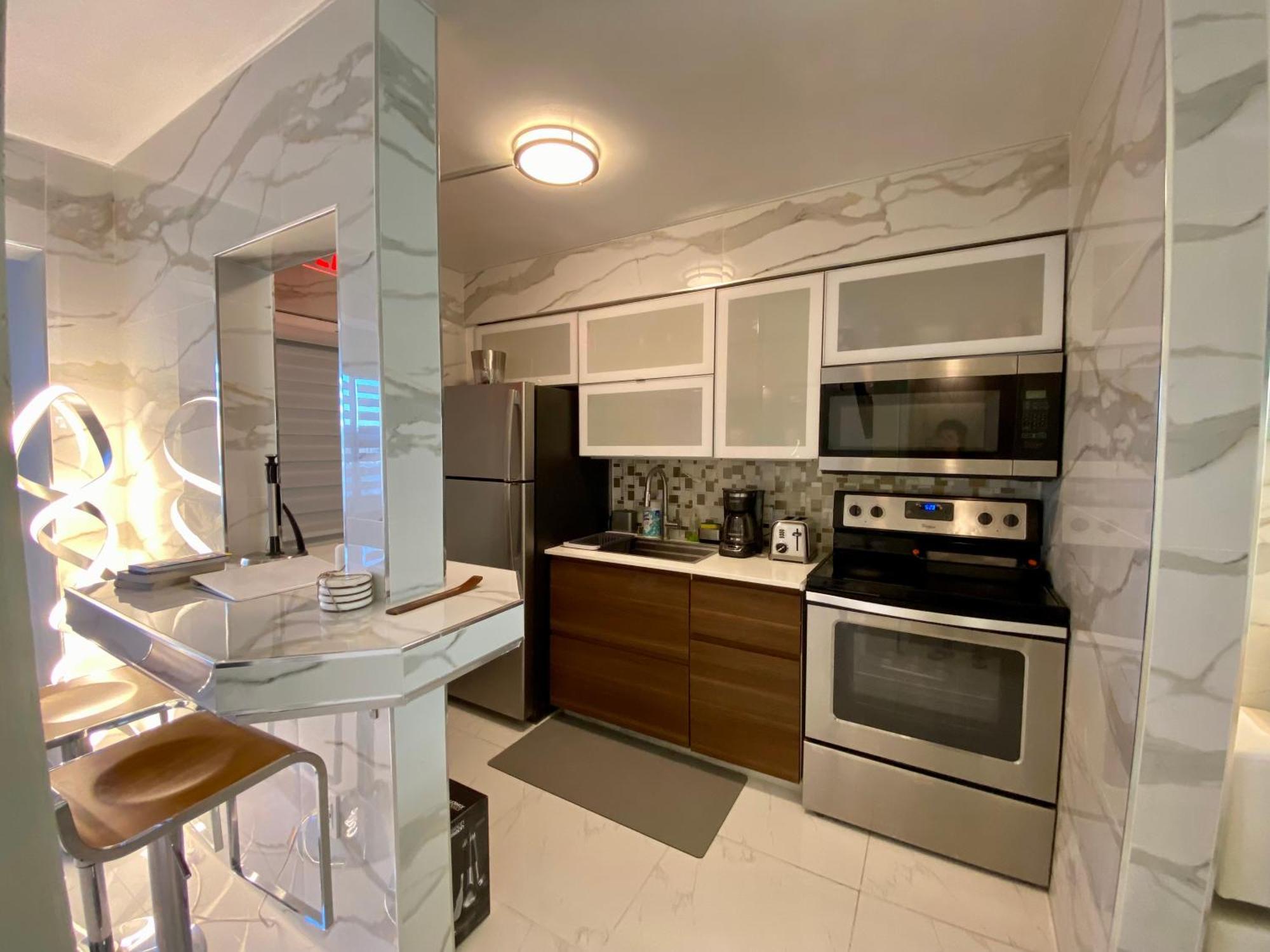 Luxurious Remodeled Direct Waterfront Apartment With Miami Skyline View And Outdoor Terrace Free Parking 5Min Drive To Miami Beach Exterior photo