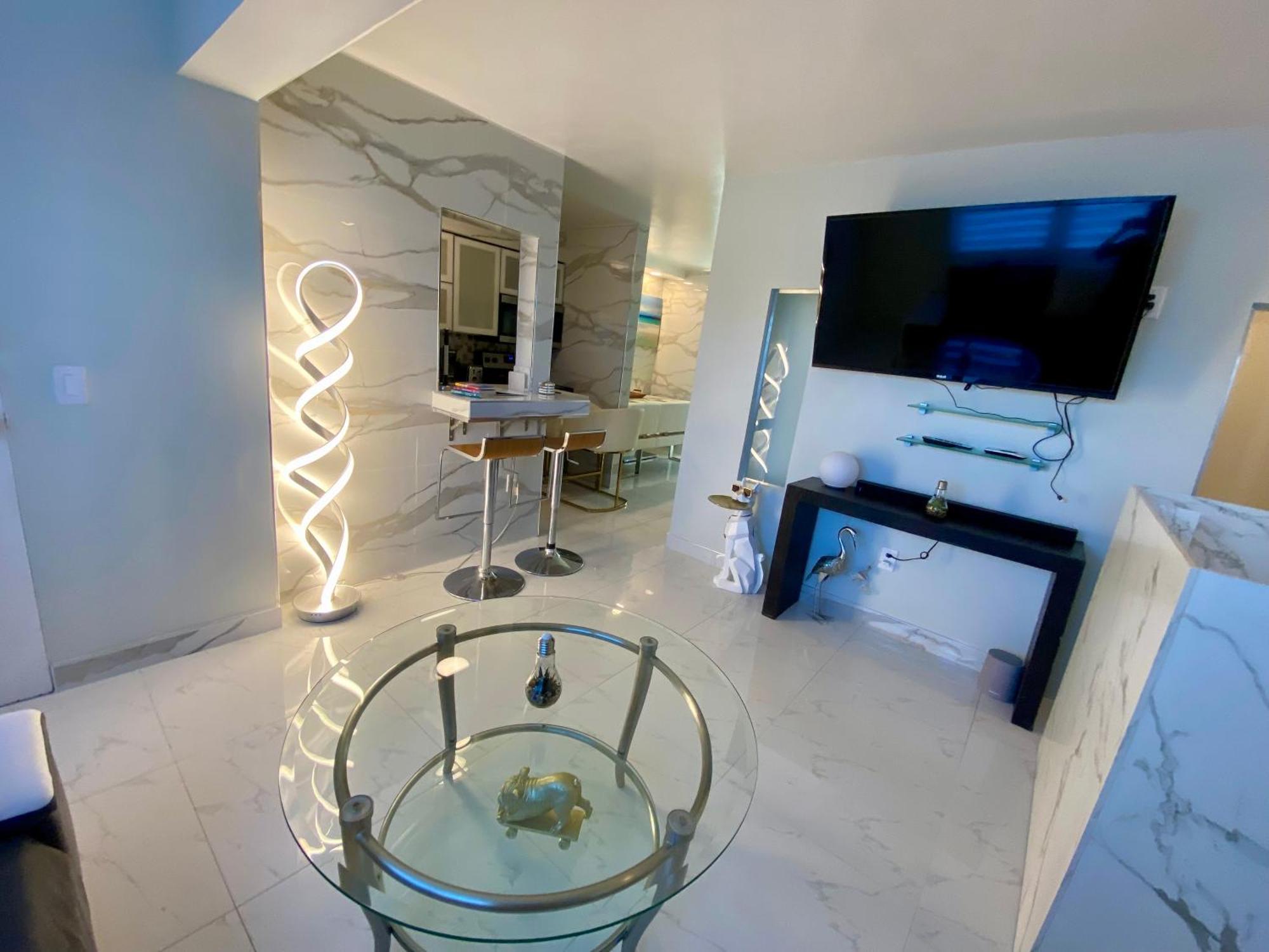 Luxurious Remodeled Direct Waterfront Apartment With Miami Skyline View And Outdoor Terrace Free Parking 5Min Drive To Miami Beach Exterior photo